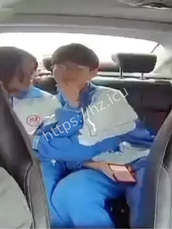 高州四中情侣出租车亲热